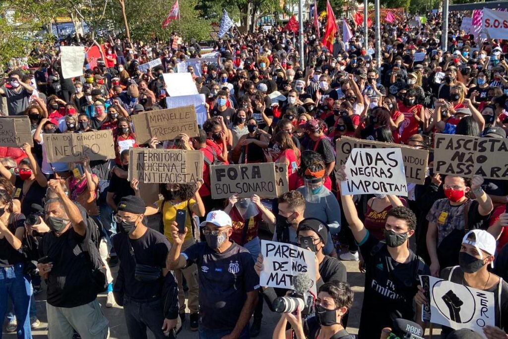 Atos contra Bolsonaro no país revelam rachaduras, causam aglomerações e gritam contra o racismo – 06.07.2020. – Poder