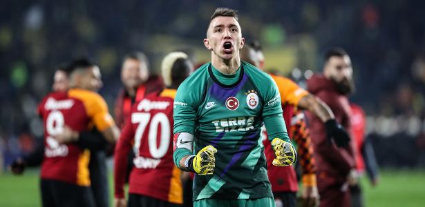 Muslera tem uma operação bem-sucedida e pode retornar em oito meses em 16 de junho de 2020