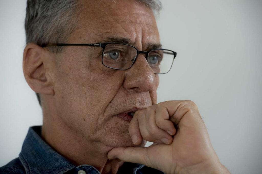 Chico Buarque assina o manifesto pró-cartunista de Aroeir, que Bolsonaro ameaça investigar – 17 de junho de 2020. – Monica Bergamo