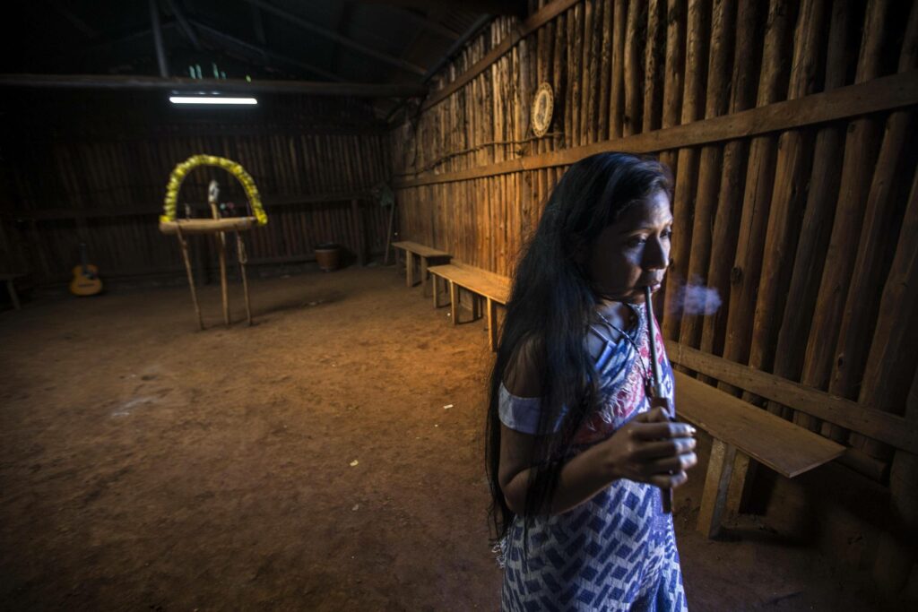 Para evitar a poluição, os Guarani estão se adaptando à vida tradicional e criando isolamento da comunidade – 19.06.2020. – Vida cotidiana