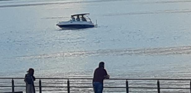 O grupo foi pego se divertindo em barcos a motor na orla de Guaíba, em Porto Alegre