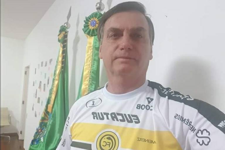 Bolsonaro mostra os seguidores do time, mas se recusa a vestir uma camisa coríntia – 17/07/2020. – prato