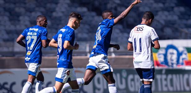 Cruzeiro conquista URT e continua lutando por classificação em seu retorno de Mineiro