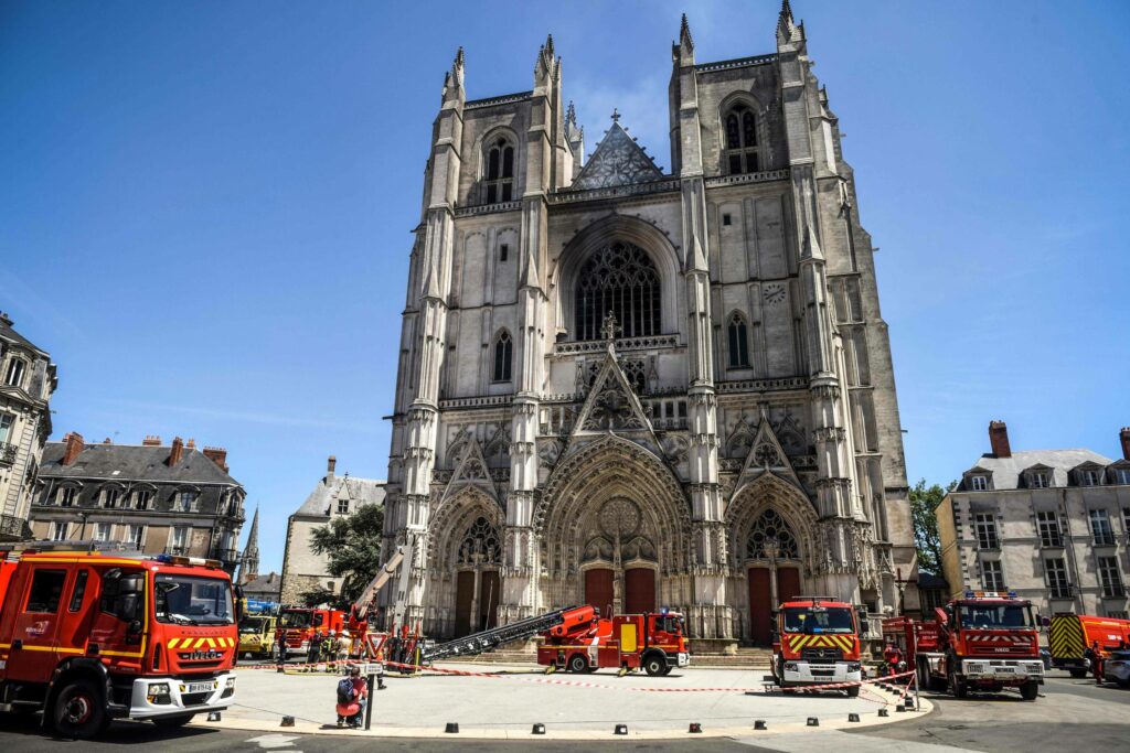 O refugiado admitiu que iniciou um incêndio na catedral francesa – 26.7.2020. – O mundo