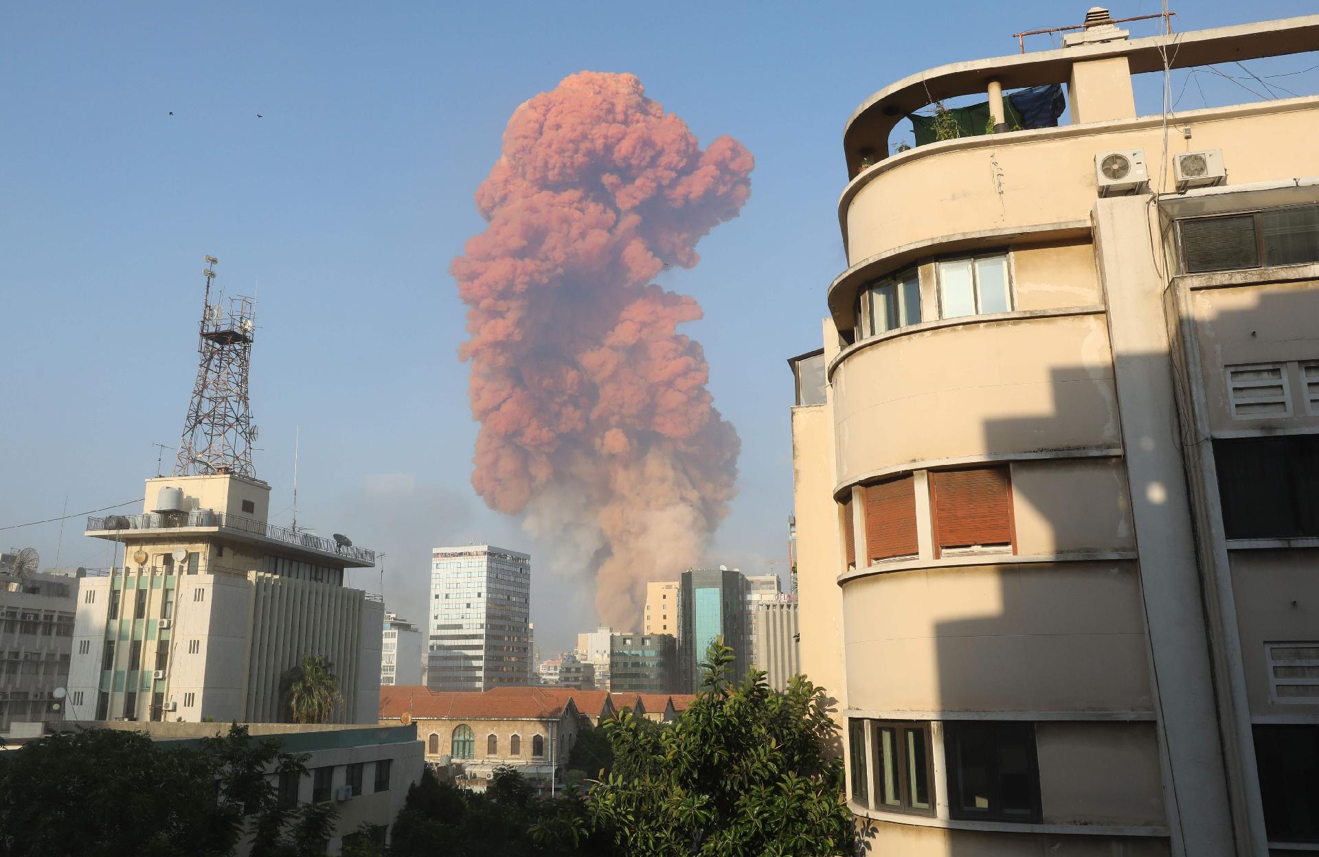 A explosão atingiu o porto de Beirute - Anwar Amro / AFP