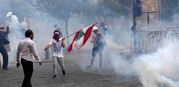 manifestantes tentam entrar no parlamento no dia do protesto