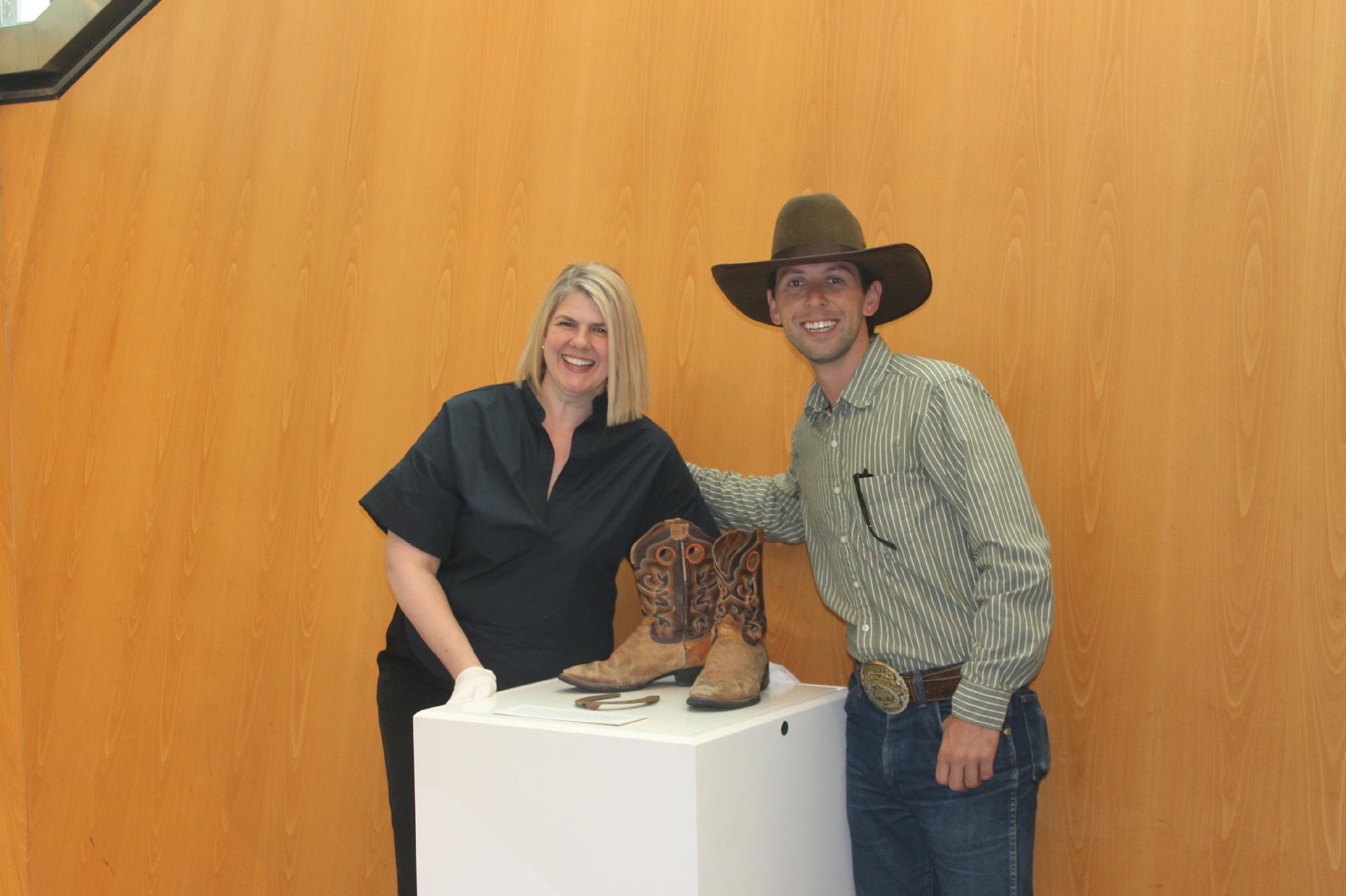 Um par de botas da viagem de Filipe, exposto no Bata Shoe Museum em Toronto - Arquivo pessoal