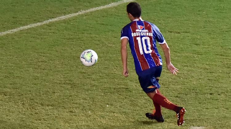 Rodriguinho bate pênalti com Cavadinho e abre o placar do Bahia contra o Coritiba, pelo Brasileirão 2020 - Walmir Cirne / AGIF - Walmir Cirne / AGIF