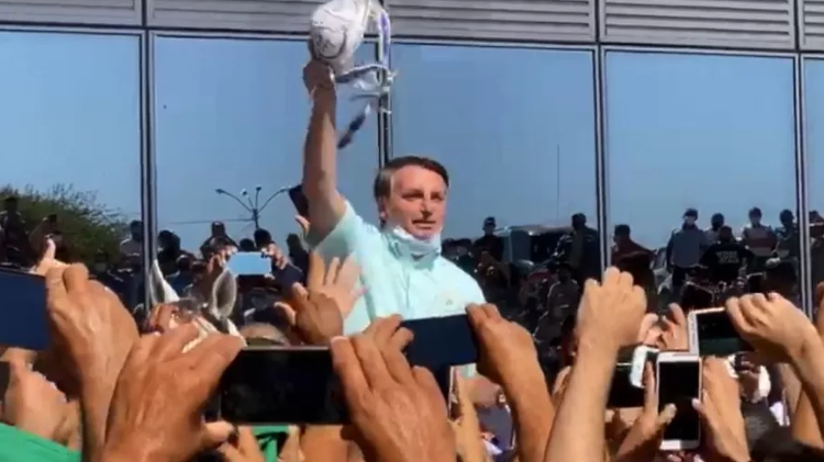 Presidente Jair Bolsonaro (sem partido) aborda a aglomeração sem usar máscara em evento na Bahia - Reprodução / TV Clube - Reprodução / TV Clube