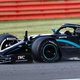 Lewis Hamilton com um pneu furado na última rodada do GP da Inglaterra em Silverstone - Andrew Boyers / Pool via Getty Images